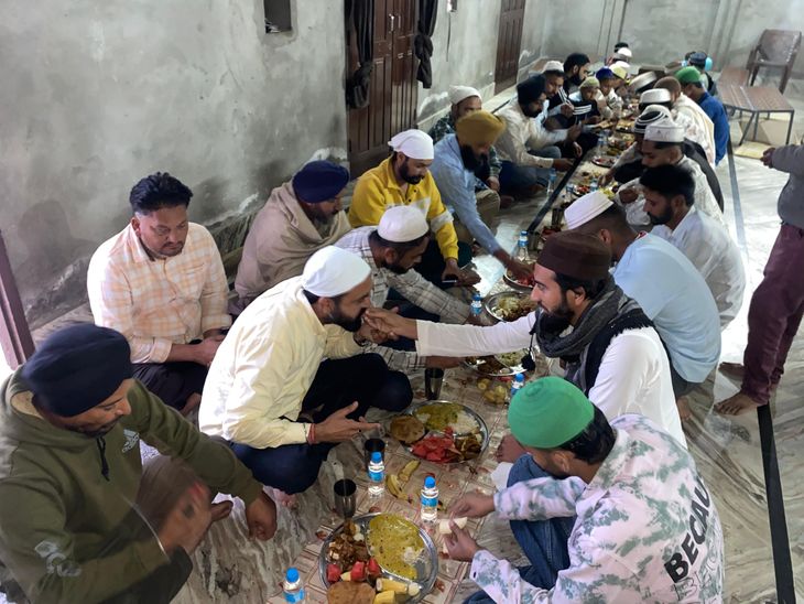 मोहाली के बरौली में भाईचारे की दिखी मिसाल:  हिंदू-सिख समाज ने ​की इफ्तार, मिलकर खोला रोजा, देश में अमन शांति की मांगी दुआ – Mohali News