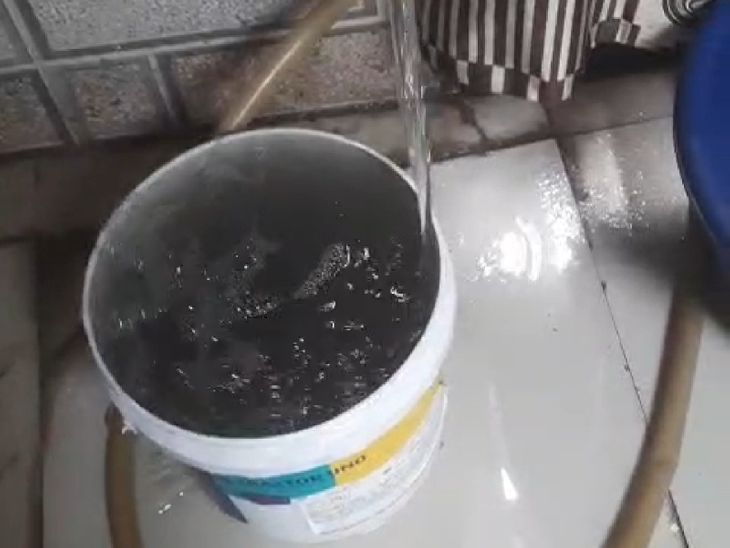 नूंह में दो महीने से गंदे पानी की सप्लाई:  लोग बोले- सीवर का पानी मिलकर आ रहा है; सड़क बनाते समय टूटी पाइप – Nuh News