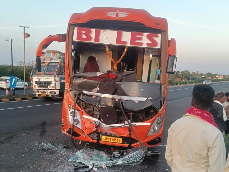 Pandhurna Bus-Boring Machine Accident | 30+ Passengers Safe