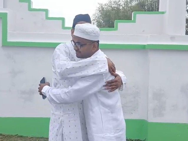 अररिया के राजोखर ईदगाह में समय पर इबादत हुई संपन्न:  लोगों ने गले मिलकर दी मुबारकबाद, बच्चों ने नए कपड़े पहनकर ली ईदी – Araria News