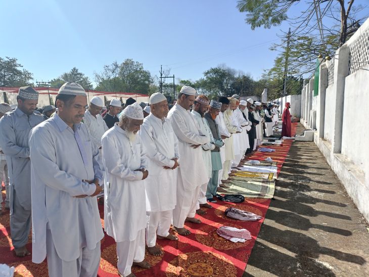 डिंडौरी के ईदगाह में मुख्य नमाज अदा:  मुस्लिम समाज के लोगों ने देश में अमन-चैन की मांगी दुआ; अधिकारी रहे मौजूद – Dindori News