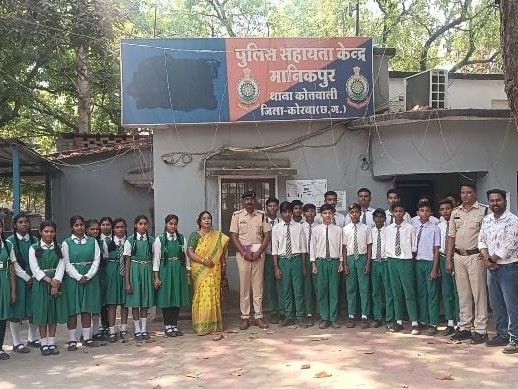 छात्रों ने पुलिस चौकी का किया शैक्षणिक भ्रमण:  कानूनी जानकारी ली, अपराध से बचाव और पुलिस से दोस्ती के गुर सीखे – Korba News