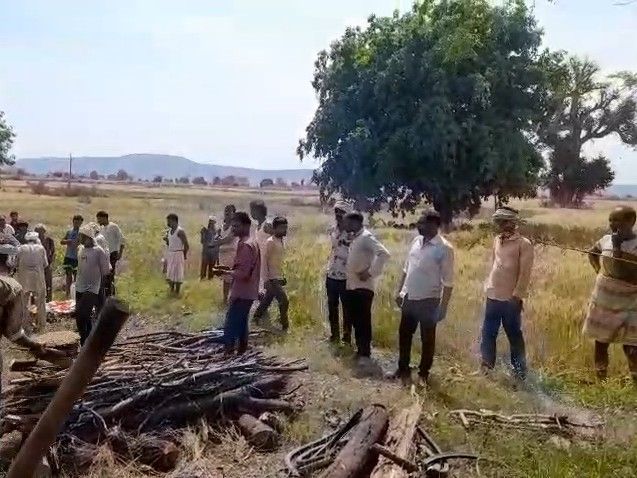 श्मशान घाट न होने से खेतों में अंतिम संस्कार:  दमोह के बंधना गांव में ग्रामीणों की मजबूरी – Damoh News