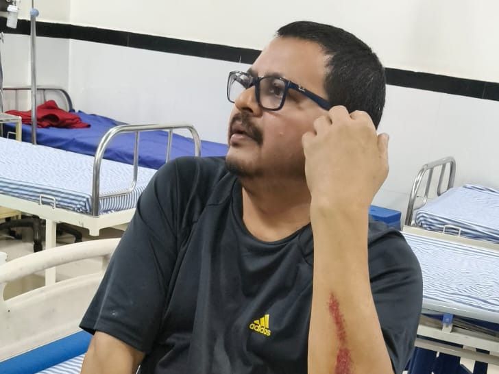 गया में चेन स्नैचिंग की कोशिश नाकाम:  छीना-झपटी में युवक सड़क पर गिरा, हाथ और कंधे पर गंभीर चोट; CCTV खंगाल रही पुलिस – Gaya News