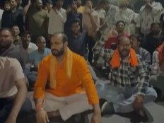 भोपाल में मवेशी के अवशेष मिलने के बाद हंगामा:  हिंदू संगठन ने गाय के अवशेष बताकर चक्काजाम किया, आरोपियों की गिरफ्तारी की मांग पर अड़े – Bhopal News