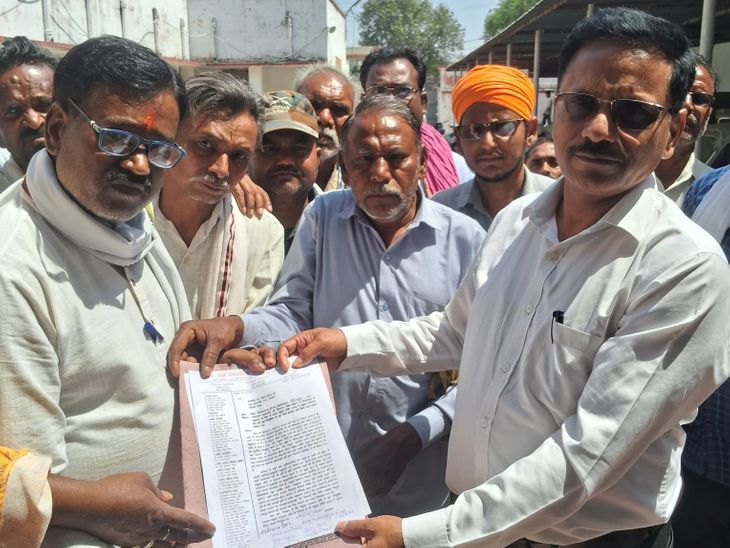 मछुआ नीति में बदलाव को रोकने छतरपुर में ज्ञापन सौंपा:  मछुआरों की आजीविका पर असर, सरकार को चेतावनी- नीलामी की तैयारी से विरोध करेंगे – Chhatarpur (MP) News