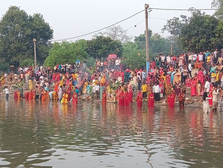 Purnea Chaiti Chhath Puja: Devotees Offer Arghya to Setting Sun