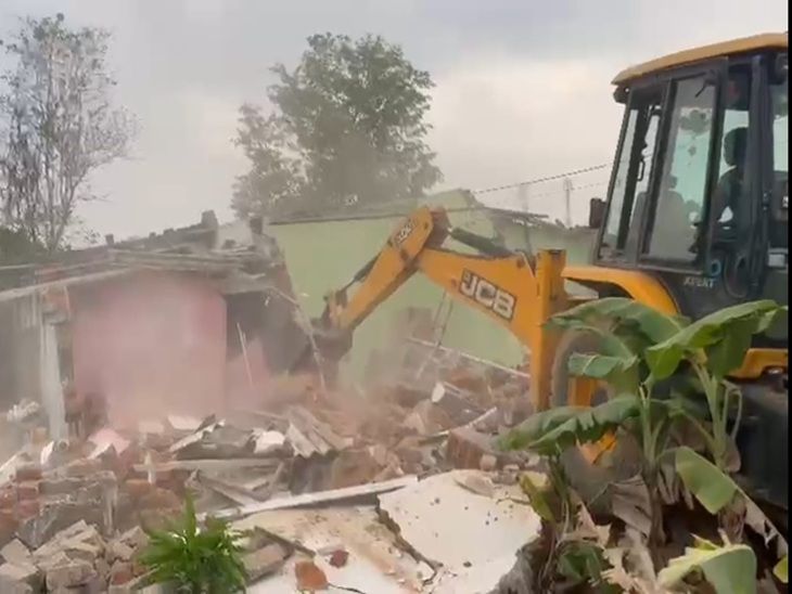 मेडिकल कॉलेज की जमीन में 37 कब्जाधारियों पर बुलडोजर एक्शन:  सरगुजा में विरोध के बीच अवैध कब्जे को हटाने की कार्रवाई, कब्जाधारियों ने किया पथराव – Ambikapur (Surguja) News