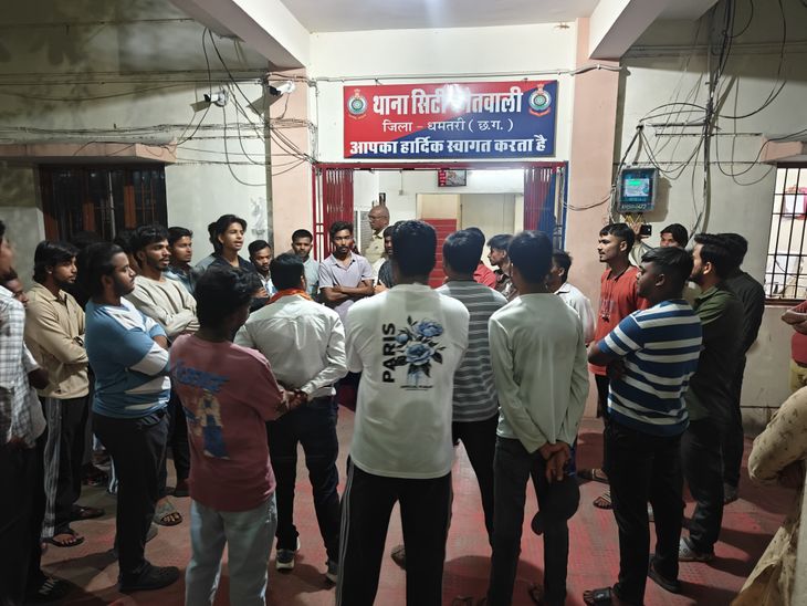 धमतरी में हनुमान मंदिर में तोड़फोड़:  हिंदू संगठनों ने थाने का घेराव किया, आरोपियों के सख्त कार्रवाई की मांग की – Dhamtari News