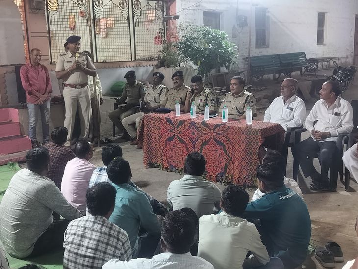 बड़वानी SP ने सेंगाव में लगाई पुलिस चौपाल:  ग्रामीणों से संवाद कर सुनीं समस्याएं; बोले- संदिग्धों की सूचना तत्काल पुलिस दें – Barwani News