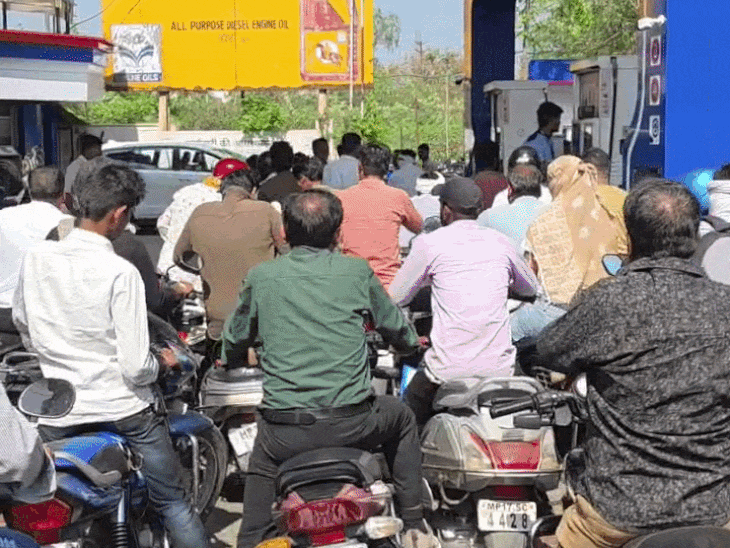 रीवा में पेट्रोल-डीजल के लिए लंबी कतारें लगी:  लोग टैंक फुल कराने पहुंच रहे, प्रशासन बोला- जरूरत से ज्यादा फ्यूल न भरवाएं – Rewa News