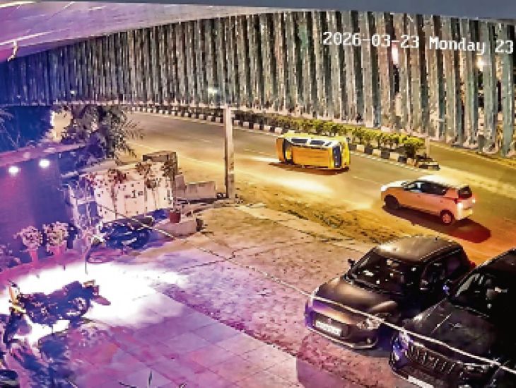 At 12 o'clock in the night, an uncontrolled car hit the divider at the ...