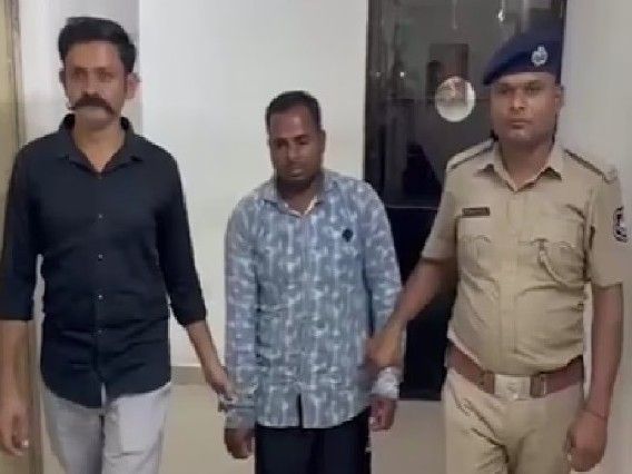 सौतेले पिता ने 2 नाबालिग बेटियों को गर्भवती किया:  छोटी बेटी 5 , बड़ी बेटी 2 महीने की गर्भवती, पति को छोड़ आरोपी के साथ रहती थी मां – Gujarat News