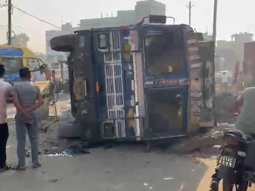 गिरिडीह में बियर लदा ट्रक पलटा, चालक सुरक्षित:  ट्रक का पिछला पहिया गड्ढे में फंसा, बैलेंस बिगड़ने से पलट गया – Giridih News