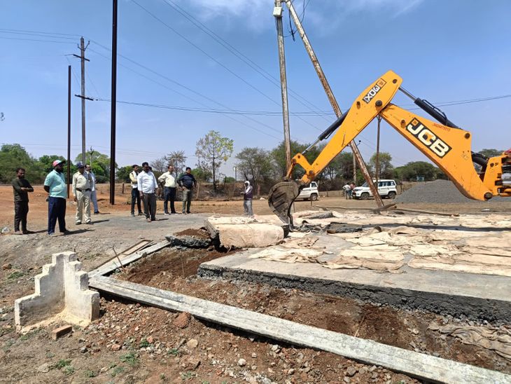 विदिशा में 4 अवैध कॉलोनियों पर चला बुलडोजर:  बिना अनुमति काट रहे थे प्लॉट – Vidisha News