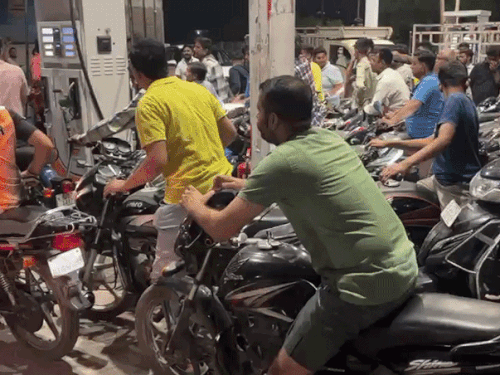 सरकार ने पेट्रोल-डीजल पर एक्साइज ड्यूटी घटाई:  पेट्रोल-डीजल पर ₹10 की कटौती, इससे फिलहाल पेट्रोल-डीजल के दाम नहीं बढ़ेंगे