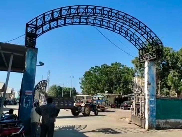 कर्ज की डेडलाइन पर किसानों में गुस्सा:  4 अप्रैल से मंडी गेट बंद कर अनिश्चितकालीन धरने की चेतावनी, डेट आगे बढ़ाने की मांग – Dhar News