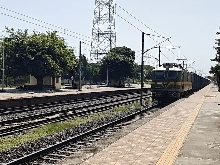 थांदला रोड रेलवे ट्रैक पर मिला युवक का शव:  सूरत से बिहार जा रहा था, ट्रेन से गिरने की आशंका – Jhabua News