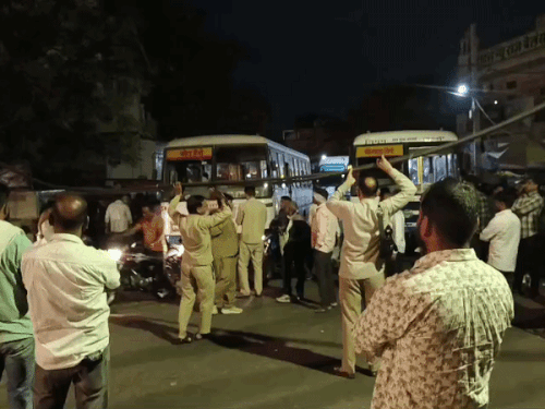 कोटा में बस की छत में उलझी बिजली की केबल:  पोल व ट्रांसफार्मर तिरछा हुआ, नयापुरा बस स्टैंड की घटना, हादसा टला – Kota News