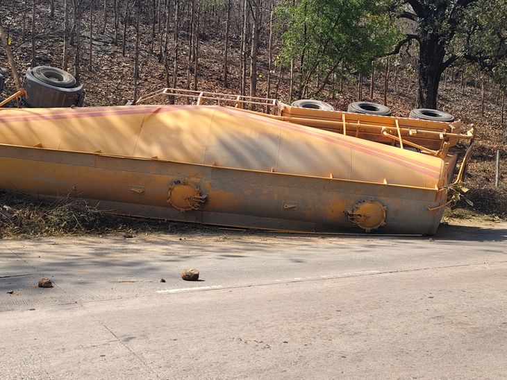 सीधी में बल्कर पहाड़ी से टकराकर पलटा:  ड्राइवर गंभीर रूप से घायल, गंभीर हालत में रीवा रेफर – Sidhi News