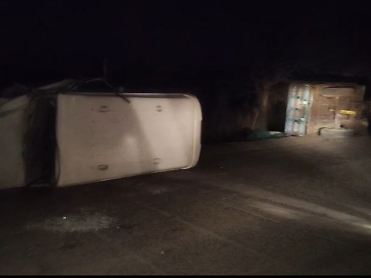 बुलेरो की टक्कर से ट्रैक्टर-ट्रॉली पलटी, 22 श्रद्धालु घायल:  4 महिलाओं की हालत गंभीर; सभी बगाज माता मंदिर से जवारे विसर्जन कर लौट रहे थे – Tikamgarh News