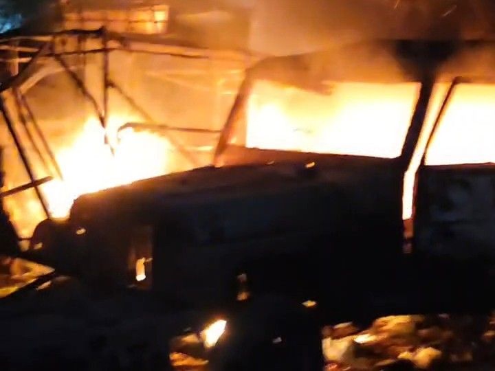 आग से 2 गाड़ियां खाक, रंजिश में साजिश का आरोप:  रीवा में देर रात हादसा; फायर ब्रिगेड ने अन्य वाहनों को बचाया, CCTV खंगाल रही पुलिस – Rewa News