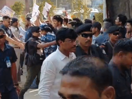 पटना यूनिवर्सिटी में नीतीश गो बैक के नारे:नए भवन का उद्घाटन करने पहुंचे थे CM, छात्रसंघ अध्यक्ष ताला लेकर पहुंचे, कहा- हमें नहीं बुलाया