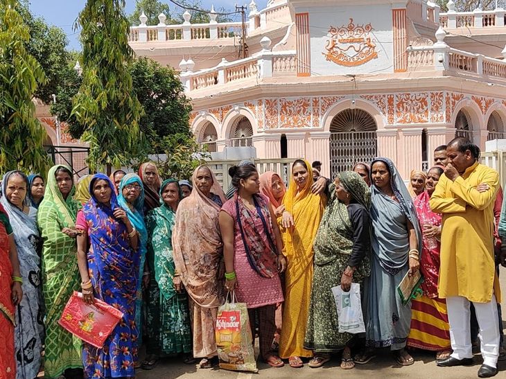 राशन न मिलने पर महिलाओं का कलेक्ट्रेट पर प्रदर्शन:  शिवपुरी में सेल्समैन पर अभद्रता और वितरण न करने का आरोप – Shivpuri News