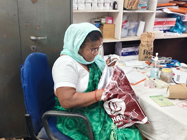 तहसीलदार के फोन के बाद एएनएम टीकाकरण केंद्र पहुंची:  सीधी में घंटों इंतजार करती रहीं महिलाएं, लापरवाही पर होगी कार्रवाई – Sidhi News