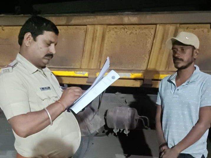 अनूपपुर में अवैध रेत परिवहन करते मेटाडोर जब्त:  सुथना नाला से बिना टीपी रेत ले जाते पुलिस ने पकड़ा; ड्राइवर पर केस – Anuppur News