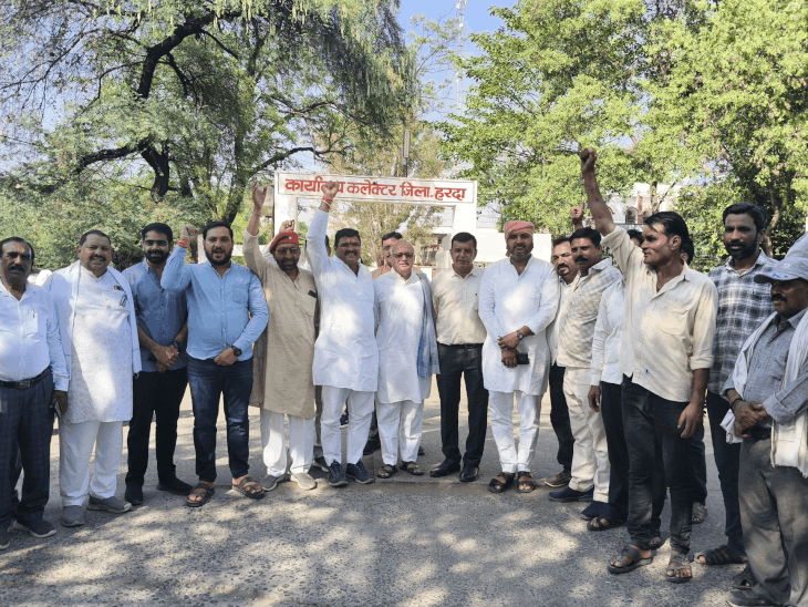 हरदा में महंगाई के विरोध में कांग्रेस का प्रदर्शन:  गैस सिलेंडर लेकर कलेक्ट्रेट पहुंचे, बिजली-पेट्रोल कीमतों पर घेरा – Harda News