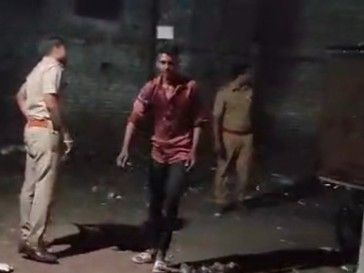 खुले में पी रहे थे शराब, आबकारी ने दी दबिश:  रतलाम में शराब दुकानों और ढाबों की हुई जांच; पीने वाले भागते नजर आए – Ratlam News