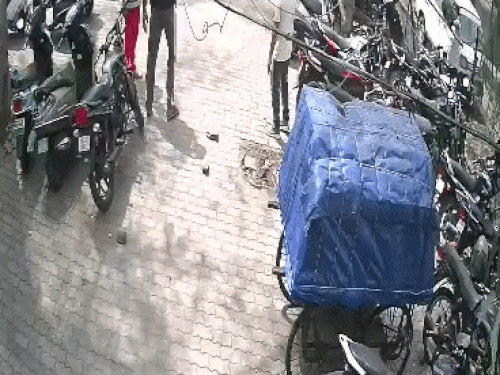 कोटा के जेके लोन हॉस्पिटल पार्किंग कर्मियों की गुंडागर्दी:  मरीज के परिजन के साथ सरिया-डंडों से की मारपीट,पार्किंग विवाद में कार का कांच तोड़ा – Kota News