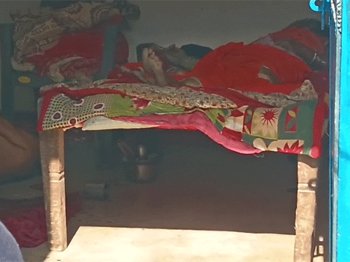 जांजगीर-चांपा में गला रेतकर बुजुर्ग दंपती की हत्या:  महिला के गले से सोने का हार गायब, घर-सड़क पर खून से सने पैरों के निशान मिले – Chhattisgarh News