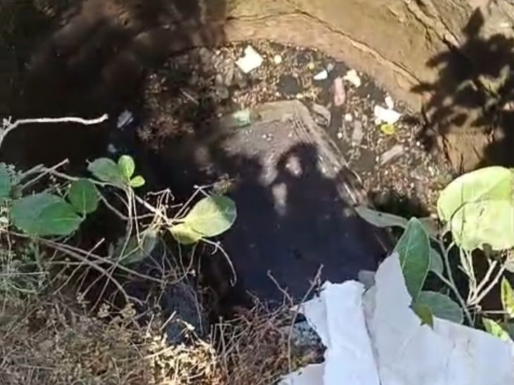 टीकमगढ़ में बैक करते समय कुएं में गिरी कार:  दो यात्री बाल-बाल बचे, गाड़ी को बाहर निकालने के प्रयास जारी – Tikamgarh News