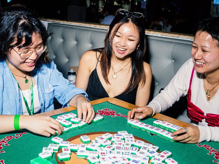 युवा लोगों को पुराना खेल ‘माहजोंग’ पसंद है: टाइल्स के टकराने की आवाज़ में आराम होता है; रणनीति बनाने और एक-दूसरे को समझने के बहाने दोस्ती के अवसर।