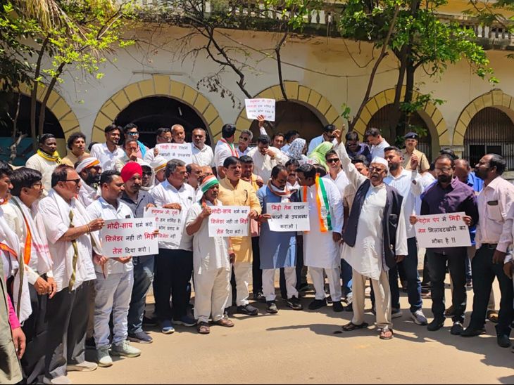 Congress Protest Bareilly | Kerosene Distribution, Pension Issues