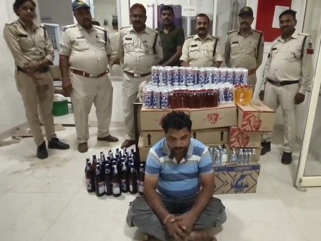 खरगोन में जिलाबदर उपसरपंच कर रहा था शराब तस्करी:  घर के पीछे जमीन में गड़ी टंकी मिली, 198 लीटर अवैध देशी और विदेशी शराब बरामद – Khargone News