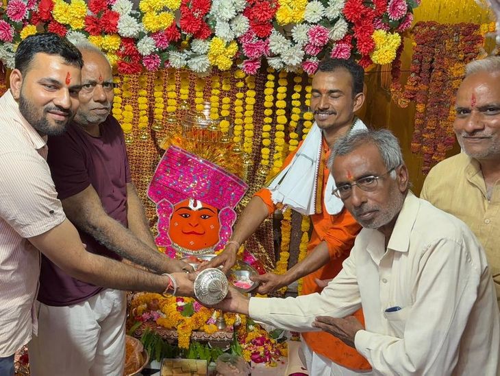सुसनेर- इष्टदेव के लिए चांदी का गदा लेकर पहुंचे श्रद्धालु:  आगर में हनुमान प्रकटोत्सव पर लगे 56 भोग, कन्याओं को कराया भोज – Agar Malwa News