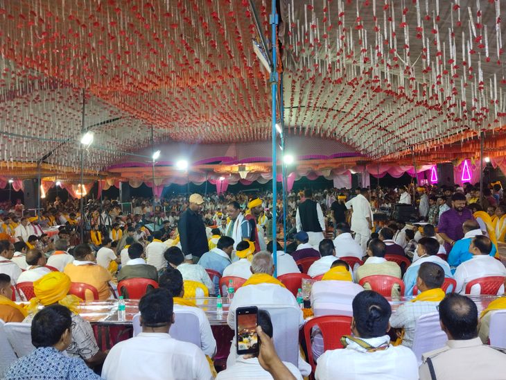 बक्सर में दो गोला चैता कार्यक्रम और मैत्री भोज:  हजारों लोगों ने एक लाइन में बैठकर किया भोज – Buxar News