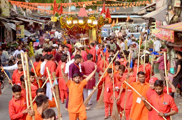 Starting from Daresi Road, the procession took rest at the Hanuman Temple.