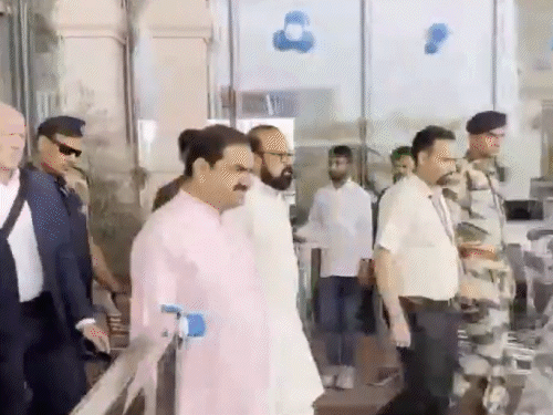 गौतम अडाणी ने परिवार के साथ रामलला के दर्शन किए:चार्टर्ड फ्लाइट से अयोध्या पहुंचे; गुरूकुल में छात्रों से मुलाकात की, सम्मानित किया