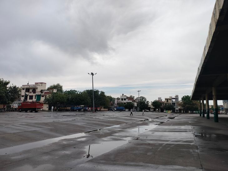 बठिंडा में फिर बारिश से सड़कों पर भरा पानी:  तापमान में गिरावट; गेहूं की फसल बर्बाद होने का खतरा, किसानों की बढ़ी चिंता – Bathinda News