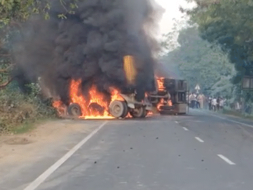 Bhagalpur NH 31 Accident | Truck Collision, Driver Burned, Traffic Jam