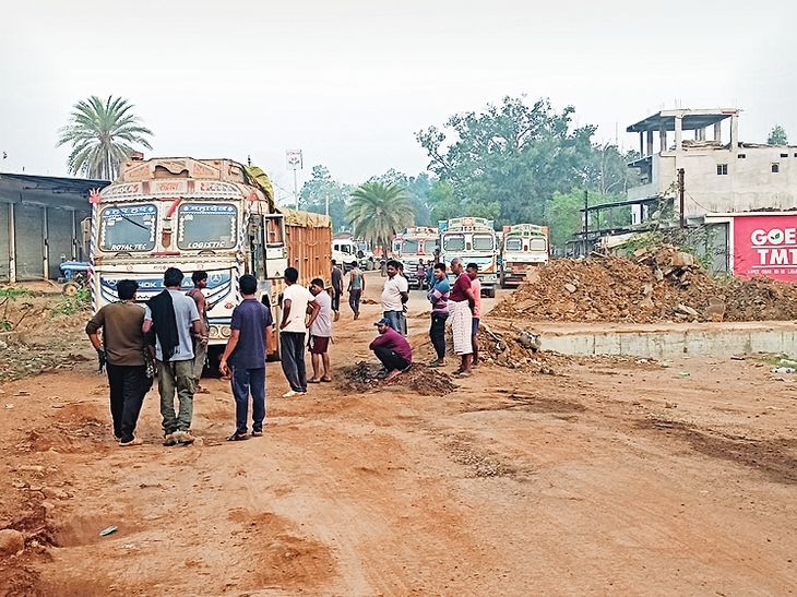 Truck stuck in a ditch, people got upset due to traffic jam