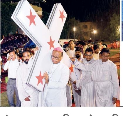 आर्चबिशप ने क्रूस ढोकर त्याग और बलिदान का संदेश दिया, ईस्टर कल