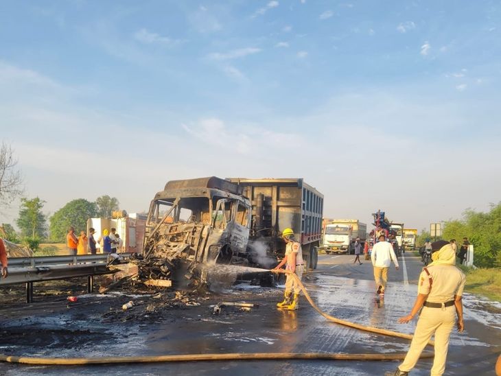 ट्रकों की टक्कर, शॉर्ट सर्किट से इंजन में लगी आग:बक्सर NH-319 पर हादसा, ड्राइवर-खलासी पूरी तरह सुरक्षित