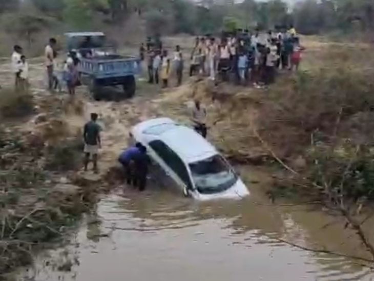 बांका में अनियंत्रित कार पुलिया से गिरी:कार चलाना सीखने के दौरान हुआ हादसा, दोनों युवक सुरक्षित