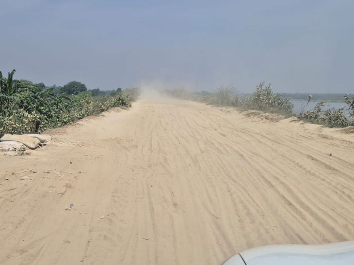 शिवहर के बेलवा बांध मार्ग पर धूल की समस्या:प्रशासनिक निर्देश बेअसर, राहगीरों को आने-जाने में परेशानी