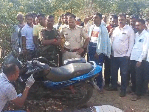 चतरा में पशु चिकित्साकर्मी का शव मिला:शुक्रवार की शाम घर से निकले थे, जंगल में मिला शव, बाइक-मोबाइल भी मिला